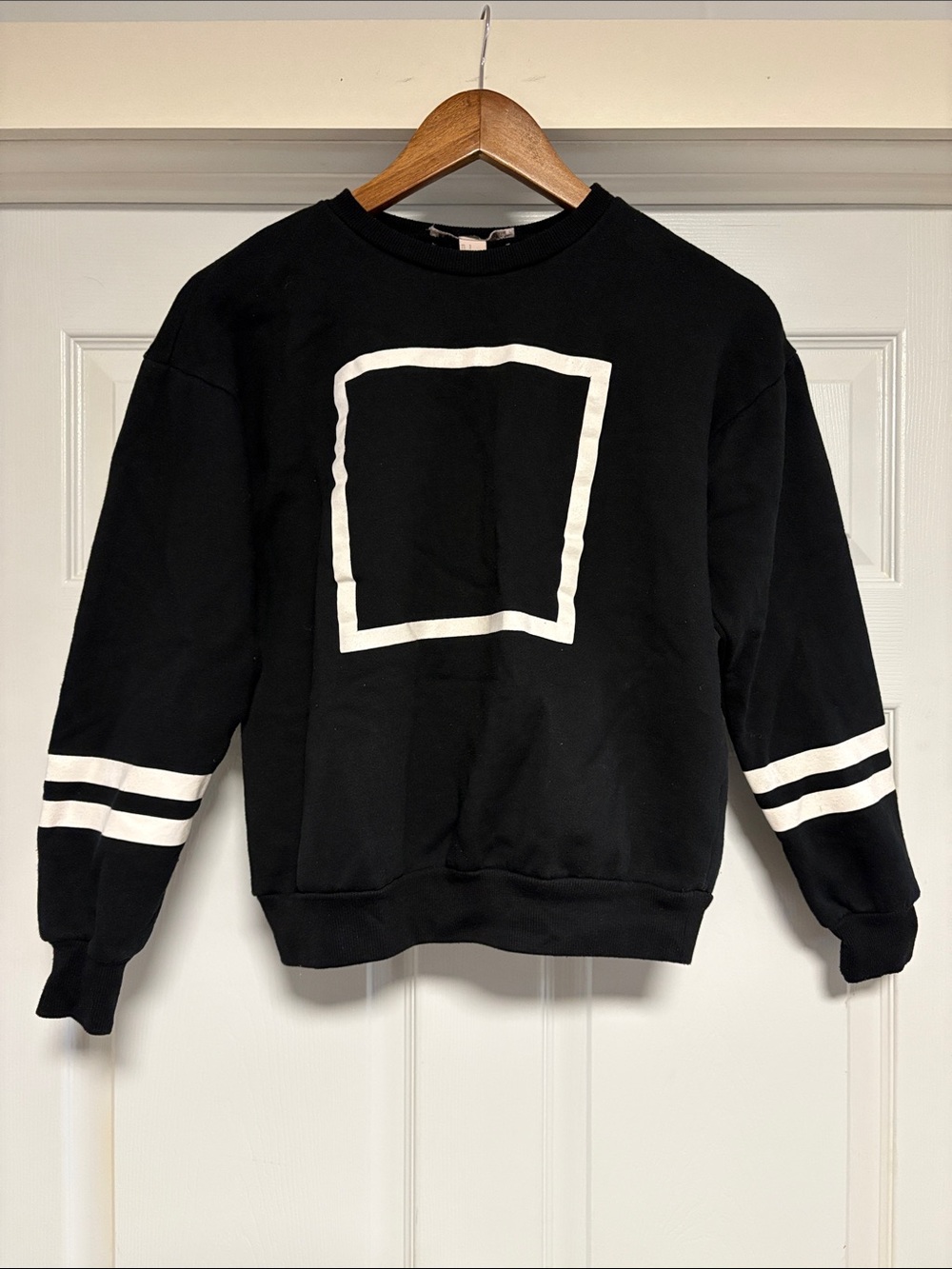 Forever 21 Black Long Sleeve Crewneck Sweatshirt with White Square Graphic